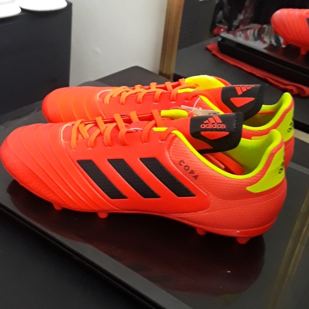 Soccer shoes